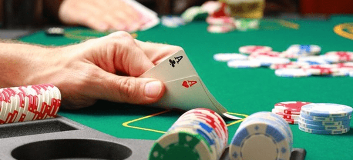 Các thứ hạng được sắp xếp theo vị trí như thế nào trong tựa game Poker?